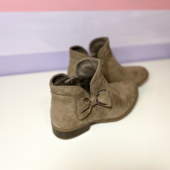 So, tan, suede, little girl boots size 2 - Picture 4 of 6